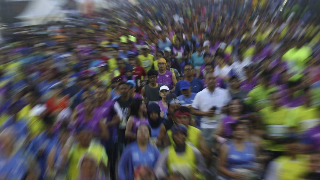 Ribuan peserta Mandiri Jakarta Marathon 2017 memulai start dari Silang Monas, Jakarta Pusat, Minggu (29/10). Lomba lari tahunan ini diikuti sekitar 16.000 peserta dari 50 negara.