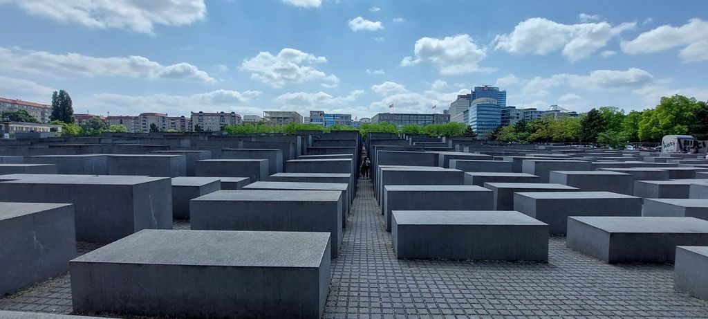 Taman peringatan pembunuhan kaum Yahudi di Eropa di dekat Brandenburg Gate, Berlin, Kamis (25/5/2023).