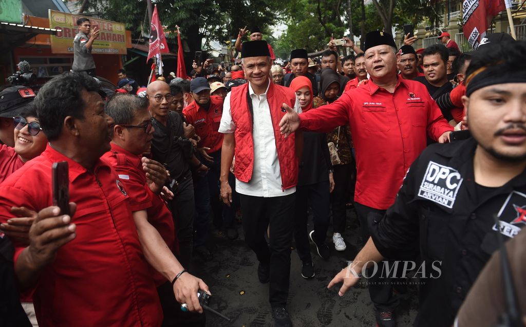 Dengan disambut pendukung, calon presiden dari PDI-P, Ganjar Pranowo, tiba di Posko Gotong Royong di Jalan Pandegiling, Surabaya, Jawa Timur, Sabtu (6/5/2023). 