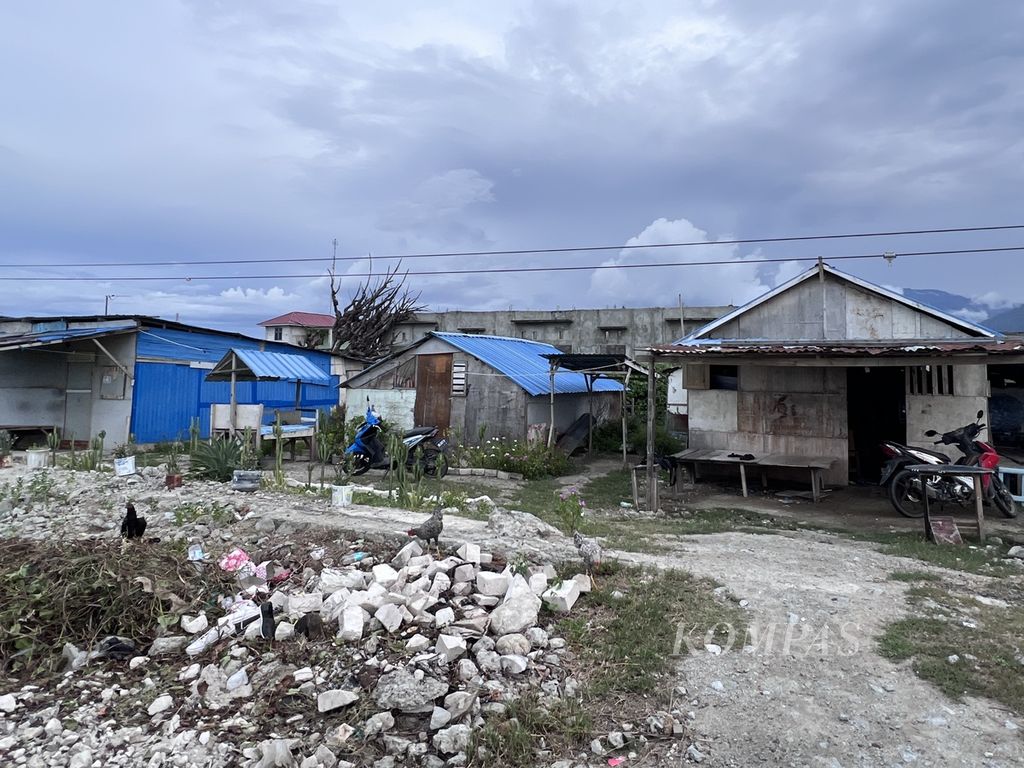Deretan rumah gubuk di pesisir Teluk Palu, Kota Palu, Sulteng, Senin (27/3/2023).