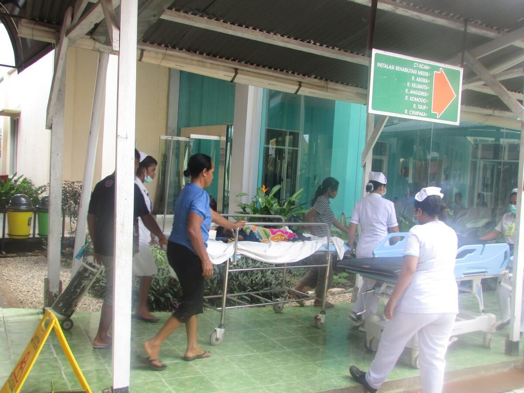 Tampak kesibukan perawat di RSUD Yohanes Kupang setiap hari. Mereka menolong pasien tanpa pamrih, termasuk pasien yang masuk kategori ODP dan PDP.