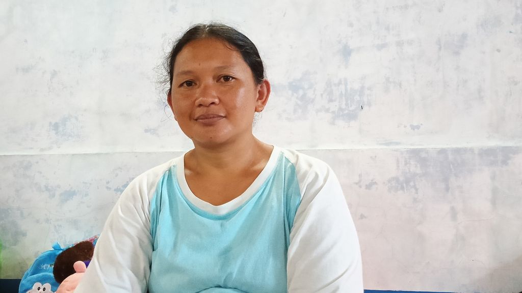 Siti Nurhayati (35), salah satu keluarga yang terdampak longsor di posko pengungsian di masjid SMPN 9 Kota Bogor, Kamis (16/9/2023).