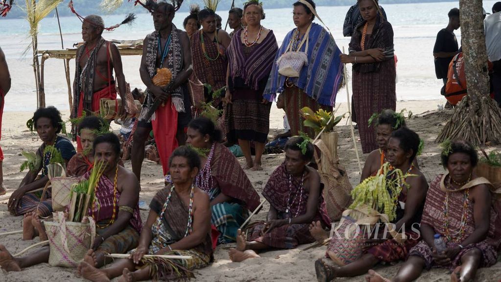 Warga dengan pakaian adat berkumpul saat upacara adat di Kampung Malaumkarta, Distrik Makbon, Kabupaten Sorong, Papua Barat Daya, Senin (5/6/2023).