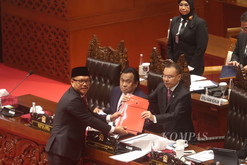 Perwakilan Fraksi PDI-P Edy Wuryanto (kiri) menyerahkan tanggapan fraksi kepada Wakil Ketua DPR saat Rapat Paripurna DPR yang membahas Kerangka Ekonomi Makro dan Pokok-pokok Kebijakan Fiskal Rencana Anggaran Pendapatan dan Belanja Negara 2025 di Kompleks Parlemen, Senayan, Jakarta, Selasa (28/5/2024). 