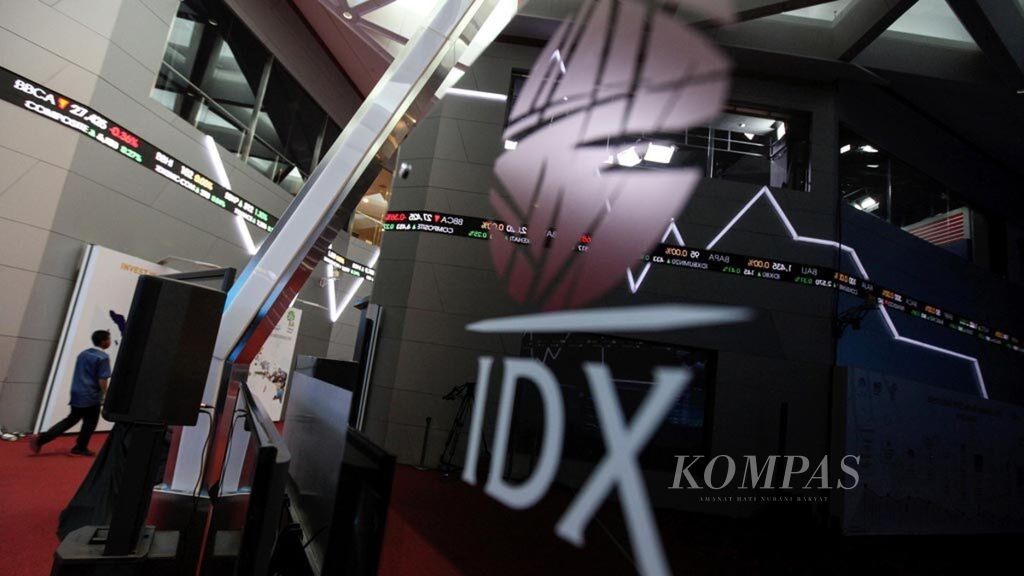 Pergerakan indeks di lantai Bursa Efek Indonesia (BEI) di Jakarta, Selasa (16/04/2019). GoTo akan segera melantai dan bergabung dengan emiten-emiten lainnya di pasar saham.