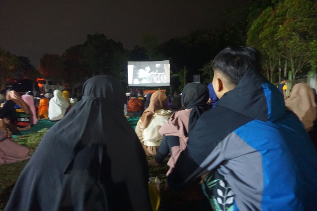 Warga menonton film pada acara <i>layar tanjleb</i> dalam rangkaian Festival Film Purbalingga di Desa Toyareja, Kabupaten Purbalingga, Jawa Tengah, Sabtu (22/7/2023) malam.