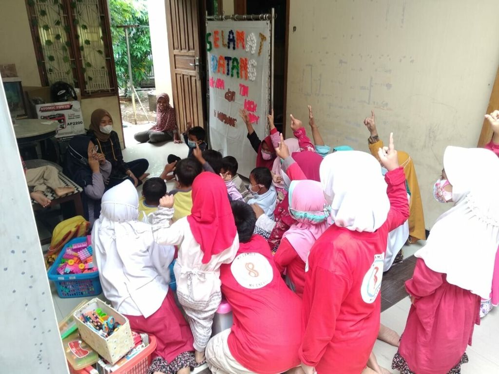 Founder Aha Project Ara Kusuma menyaksikan anak-anak SD di Tangerang, Banten, yang belajar dengan lembar kerja Aha Project. Ara menggagas Aha Projet untuk membantu anak-anak SD tetap menikmati belajar seru dan menyenangkan di rumah.