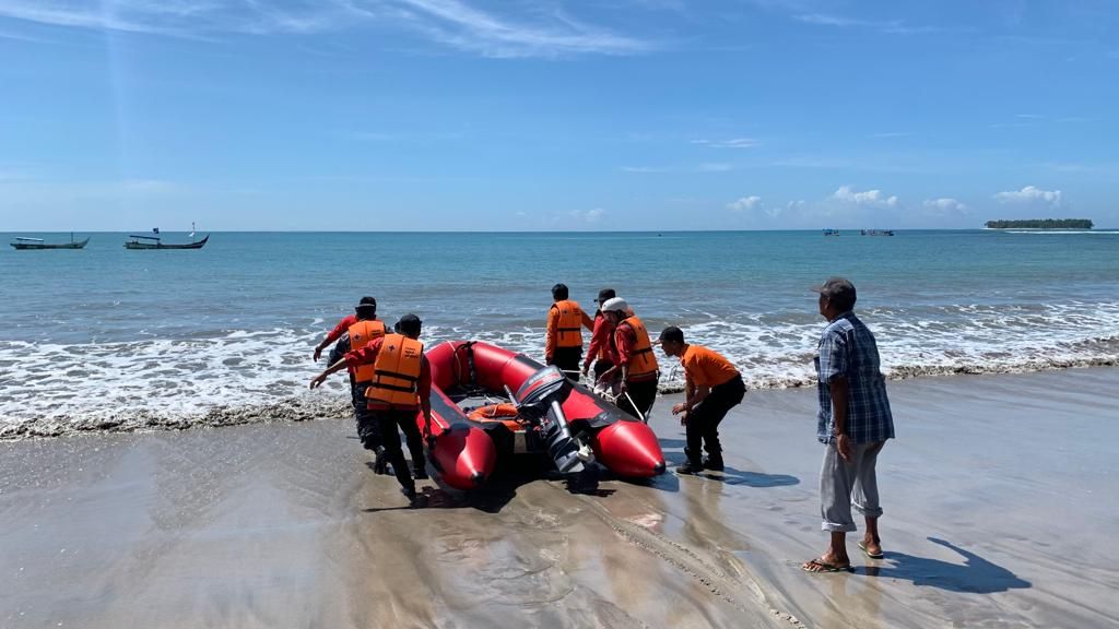 Tim SAR gabungan menurunkan perahu untuk mencari nelayan yang tenggelam di Pantai Nagari Tiku Selatan, Kecamatan Tanjung Mutiara, Kabupaten Agam, Sumatera Barat, Minggu (18/12/2022). Korban bernama Govinda (28) ditemukan meninggal.