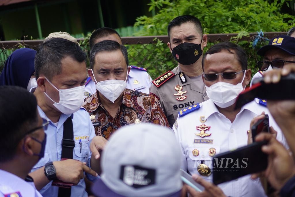 Direktur Jenderal Perhubungan Darat Kementerian Perhubungan Budi Setiyadi menjelaskan kepada wartawan saat meninjau lokasi kecelakaan maut di Simpang Muara Rapak, Kota Balikpapan, Kalimantan Timur, Minggu (23/1/2022).