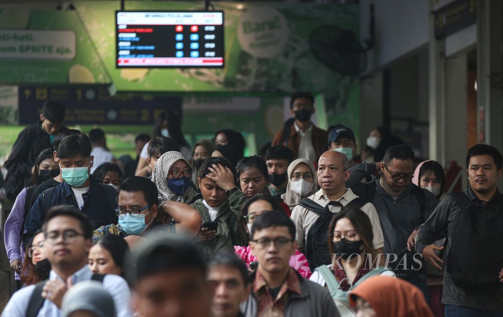 Penumpang kereta komuter yang didominasi para pekerja kantoran keluar dari Stasiun Sudirman, Jakarta Pusat, Jumat (9/8/2024). Jumlah penduduk kelas menengah di Indonesia turun signifikan dalam beberapa tahun terakhir. Kondisi tersebut berdampak pada melambatnya pertumbuhan ekonomi Indonesia yang ditopang belanja masyarakat.