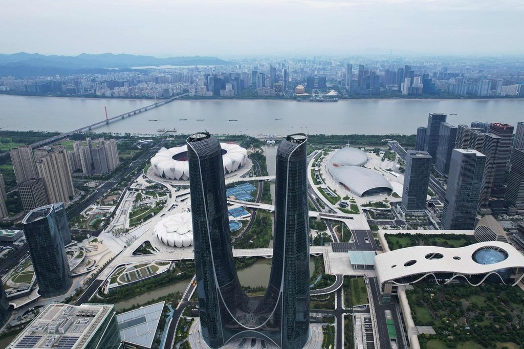 Pemandangan sejumlah arena Asian Games Hangzhou 2022 di tepi Sungai Qiantang, Hangzhou, Provinsi Zhejiang, China, dalam foto tanggal 13 Juli 2023. Arena-arena olahraga itu terletak di belakang gedung Hangzhou Century Center yang merupakan gedung tertinggi di Hangzhou. 
