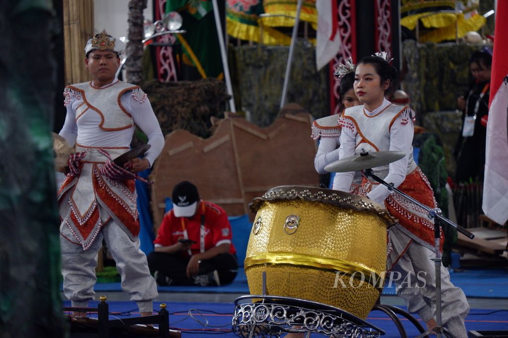 Tim pemain alat musik barongsai tradisional Bali mengiringi penampilan atlet barongsai pada PON Aceh-Sumut 2024 di Gedung Olahraga Mixed Martial Art, Jumat (6/9/2024).