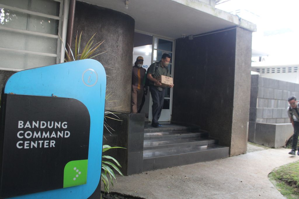 Sejumlah petugas Komisi Pemberantasan Korupsi keluar dari Bandung Command Center di Balai Kota Bandung, Jawa Barat, Jumat (9/6/2023).