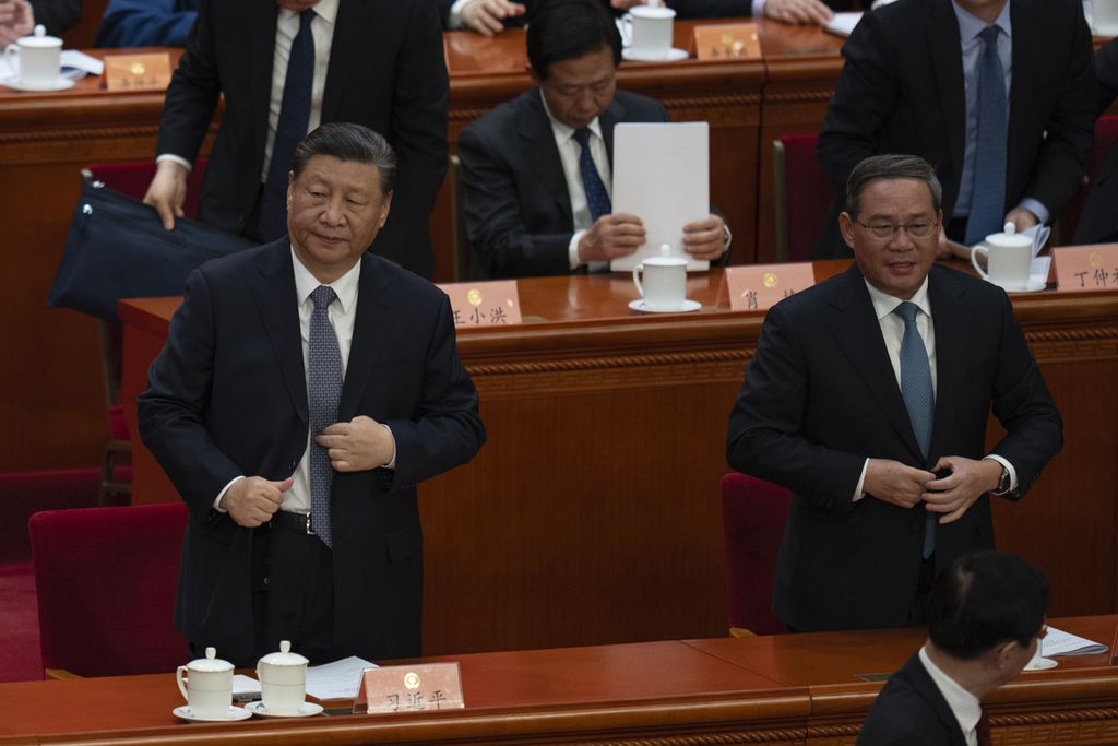 Presiden China Xi Jinping (kiri) dan Perdana Menteri Li Qiang (kanan) bersiap-siap meninggalkan sesi pembukaan Konferensi Konsultatif Politik Rakyat China di Aula Besar Rakyat di Beijing, Senin (4/3/2024).  