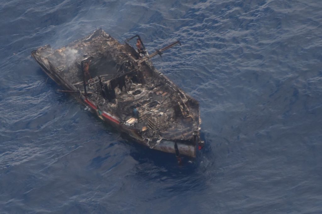 Kapal motor Serba Prima 8 yang terbakar di perairan Samudra Hindia, Jumat (19/5/2023). Dalam kejadian itu, dua orang selamat dan 11 lainnya masih dalam pencarian. 