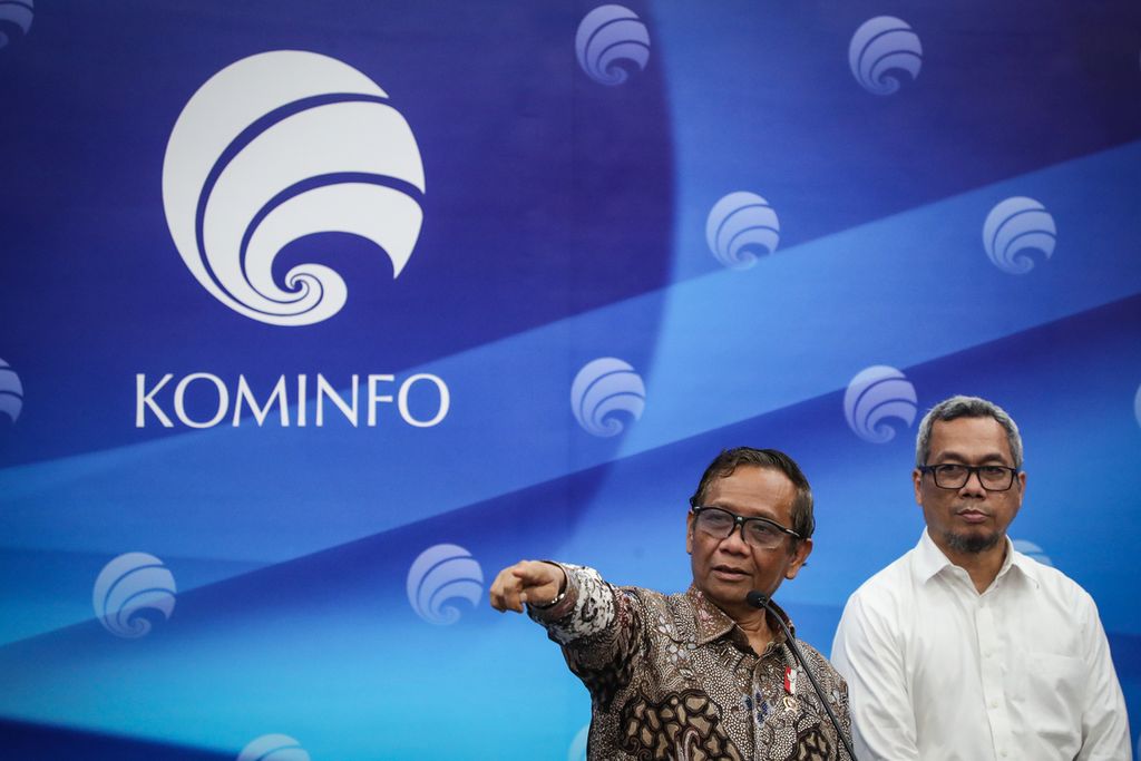 Acting Minister of Communication and Informatics Mahfud MD (left) delivers a press statement at the Ministry of Communication and Informatics office, Jakarta, Monday (22/5/2023).