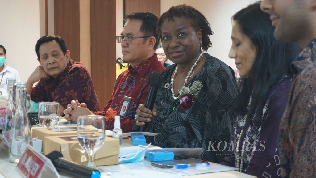 Direktur Eksekutif Badan Perserikatan Bangsa-Bangsa untuk Pendanaan Kependudukan (UNFPA) Natalia Kanem  (tengah)  memberikan arahan dan penjelasan mengenai pemenuhan kontrasepsi di masyarakat ketika berkunjung ke Rumah Sakit Prima Media, Denpasar, Bali, Senin (12/6/2023).
