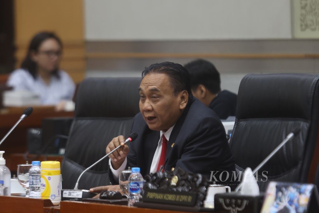 Ketua Komisi III DPR Bambang Wuryanto memimpin rapat dengar pendapat Komisi III DPR dengan Komisi Pemberantasan Korupsi terkait anggaran untuk 2025 di Kompleks Parlemen, Senayan, Jakarta, Selasa (11/6/2024). 