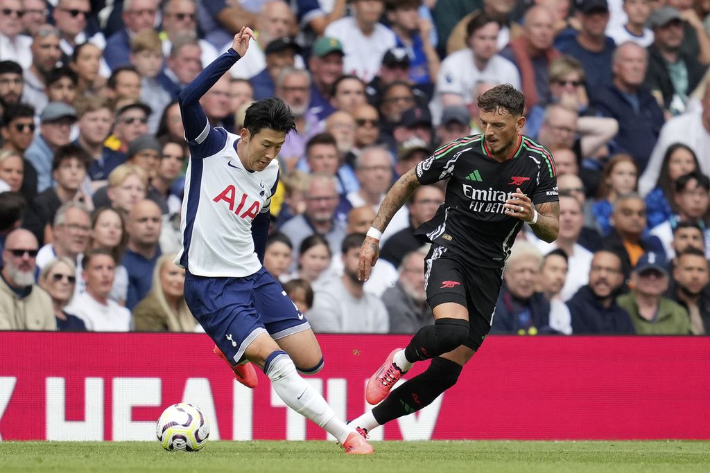 Pemain Tottenham Hotspur, Son Heung-min (kiri), menggiring bola dengan dihadang pemain Arsenal, Ben White, pada laga Liga Inggris di London, Sabtu (15/9/2024). Arsenal memenangi laga dengan skor 1-0. Arsenal selanjutnya akan menghadapi Atalanta pada laga Liga Champions Eropa. 