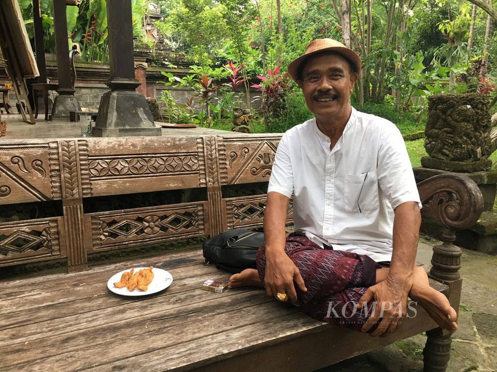 Anak Agung Gde Rai (67), pemilik Museum ARMA & Resort, sehari-hari selalu mengenakan sarung.