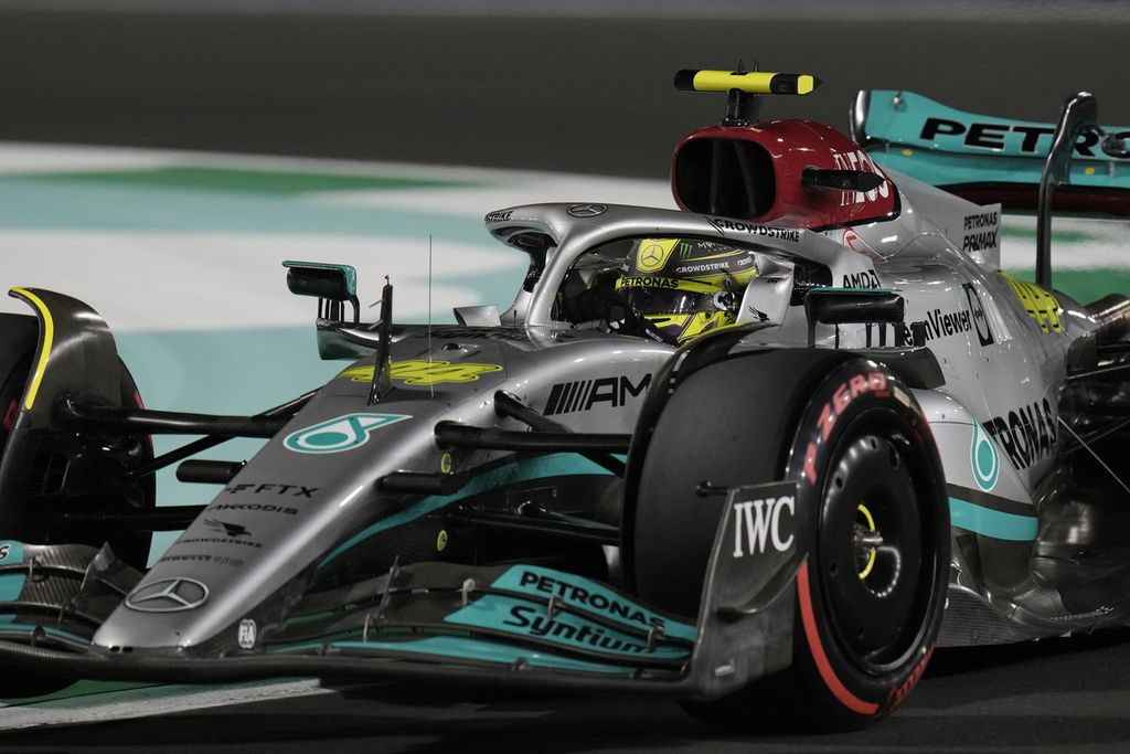 Pebalap tim Mercedes, Lewis Hamilton, beraksi dalam sesi latihan bebas kedua Grand Prix Formula 1 seri Arab Saudi di Jeddah, Sabtu (26/3/2022) dini hari WIB. Tim Mercedes menghadapi masalah <i>porpoising </i>yang belum diselesaikan menjelang Grand Prix Formula 1 di Sirkuit Imola, Italia, 22-24 April 2022.