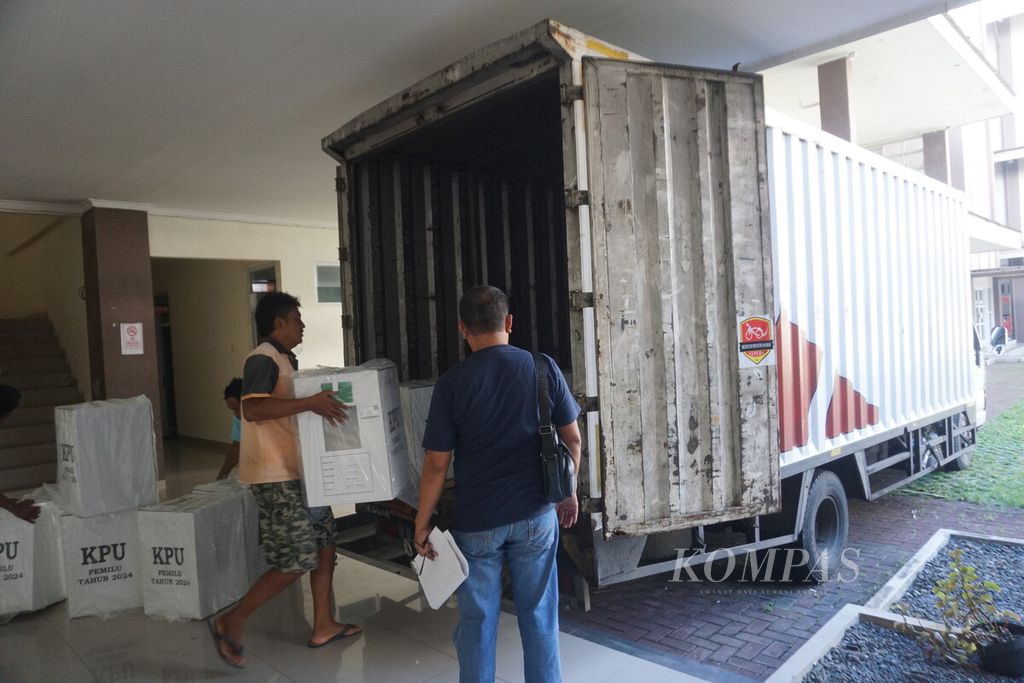 Petugas menggotong kotak suara untuk dimasukkan ke dalam truk boks di gudang logistik KPU Banyumas, Jawa Tengah, Kamis (8/2/2024). 
