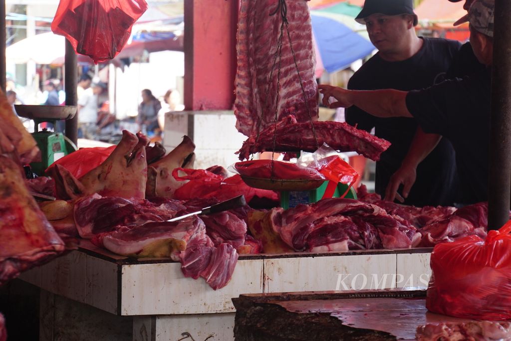 Daging babi dijual di Pasar Beriman Wilken, Tomohon, Sulawesi Utara, Selasa (25/7/2023). Isu kematian babi di peternakan akibat demam babi afrika (ASF) yang hingga kini belum terkonfirmasi menyebabkan harga daging babi turun ke kisaran Rp 40.000-Rp 55.000 dari biasanya Rp 50.000-Rp 65.000 per kilogram. 