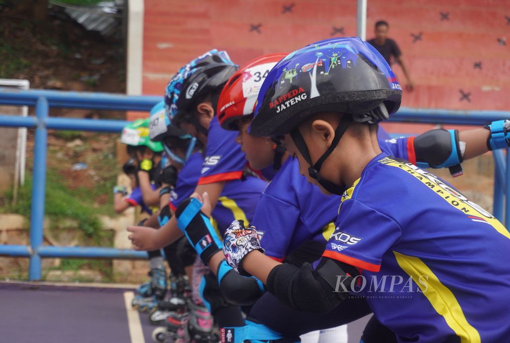 Anak-anak bersiap mengikuti latihan sepatu roda di kompleks Gelanggang Olahraga Jatidiri, Kota Semarang, Jawa Tengah, Sabtu (10/9/2022). 
