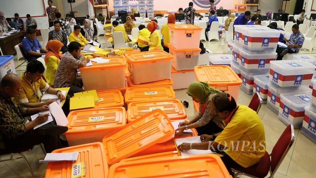 Petugas Komisi Pemilihan Umum (KPU) dan perwakilan partai politik memeriksa berkas persyaratan pendaftaran parpol di Gedung KPU, Jakarta, Jumat (13/10/2017).
