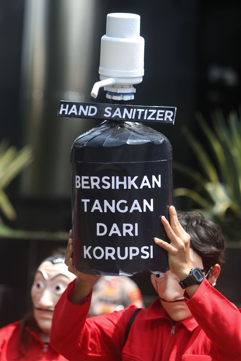 Aktivis antikorupsi dari sejumlah organisasi menggelar aksi teatrikal menyerukan perlawanan terhadap korupsi di depan Gedung Komisi Pemberantasan Korupsi (KPK), Jakarta, Rabu (8/12/2021).