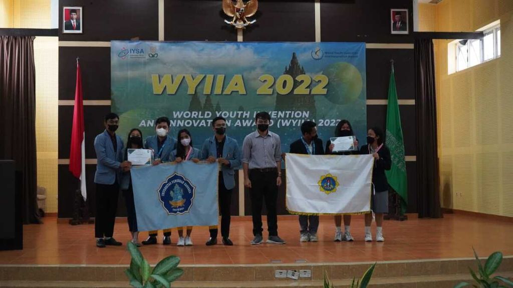 Tim Yowana Ganesha Mekarya (tim sebelah kiri) mendapat dua medali emas di ajang WYIIA (World Youth Invention and Innovation Award) bidang pendidikan dan lingkungan, di Yogyakarta pada Agustus 2022.