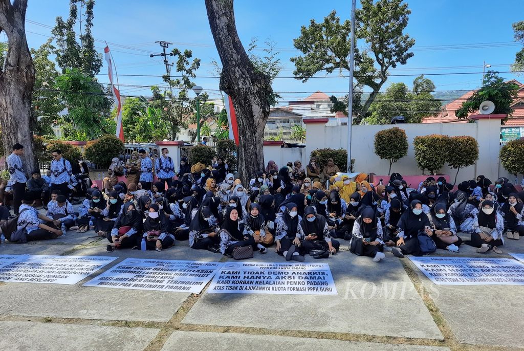 Ratusan guru honorer tingkat SD dan SMP yang lulus <i>passing grade</i> seleksi PPPK guru menggelar unjuk rasa di kantor DPRD Kota Padang, Sumatera Barat, Senin (22/8/2022).  