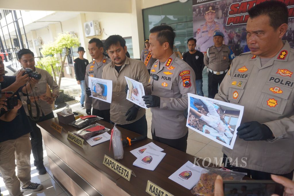 Jajaran Kepolisian Resor Kota Cilacap menggelar jumpa pers kasus penyiraman air keras di Cilacap, Jawa Tengah, Jumat (19/4/2024).
