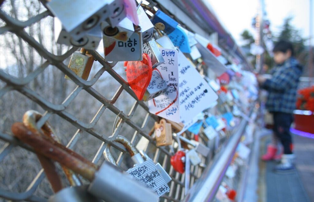 Ratusan ”gembok cinta” tertambat di pagar Youngdusan Park, Busan, Korea, Rabu (28/12/2012). ”Gembok cinta” itu ditambatkan banyak pasangan dengan harapan agar cinta mereka abadi.