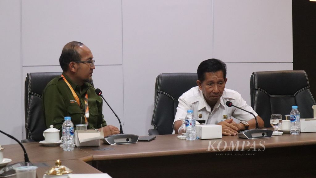Sunaryo, Asisten I Pemerintahan dan Kesejahteraan Rakyat Kabupaten Sambas (kanan), di kantornya, di Kecamatan Sambas, Kabupaten Sambas, Kalimantan Barat, Rabu (30/8/2023).
