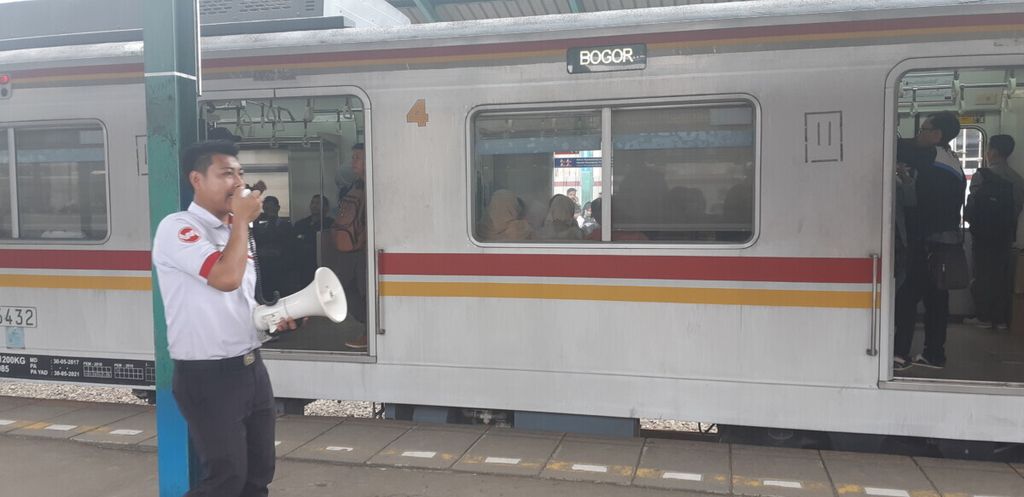 Petugas Informasi, Wiyanto, mengumumkan perubahan jalur KRL kepada penumpang, Kamis (24/1/2019).