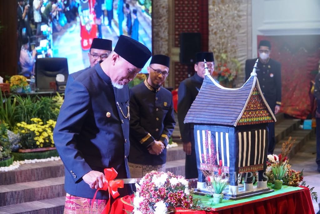 Gubernur Sumatera Barat Mahyeldi memotong kue dalam perayaan HUT Ke-77 Sumbar di Kantor DPRD Sumbar, Padang, Sabtu (1/10/2022).