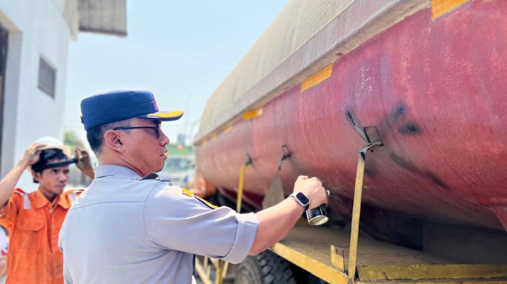 Kepala Balai Pengelola Transportasi Darat Jawa Barat Muhamad Fahmi memeriksa sebuah truk tangki di salah satu unit pelaksana penimbangan kendaraan bermotor (UPPKB) di Jawa Barat pada pertengahan Agustus 2024.