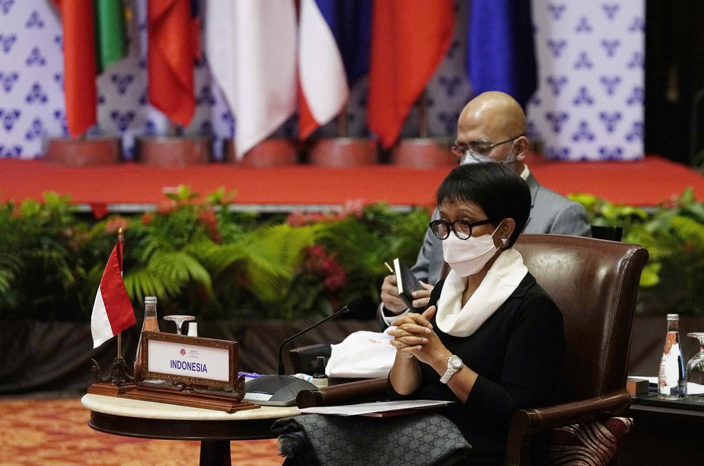 Menteri Luar Negeri Republik Indonesia Retno LP Marsudi menghadiri pertemuan para menteri luar negeri Perhimpunan Bangsa-bangsa Asia Tenggara atau ASEAN di Phnom Penh, Kamboja, Kamis (17/2/2022).. 