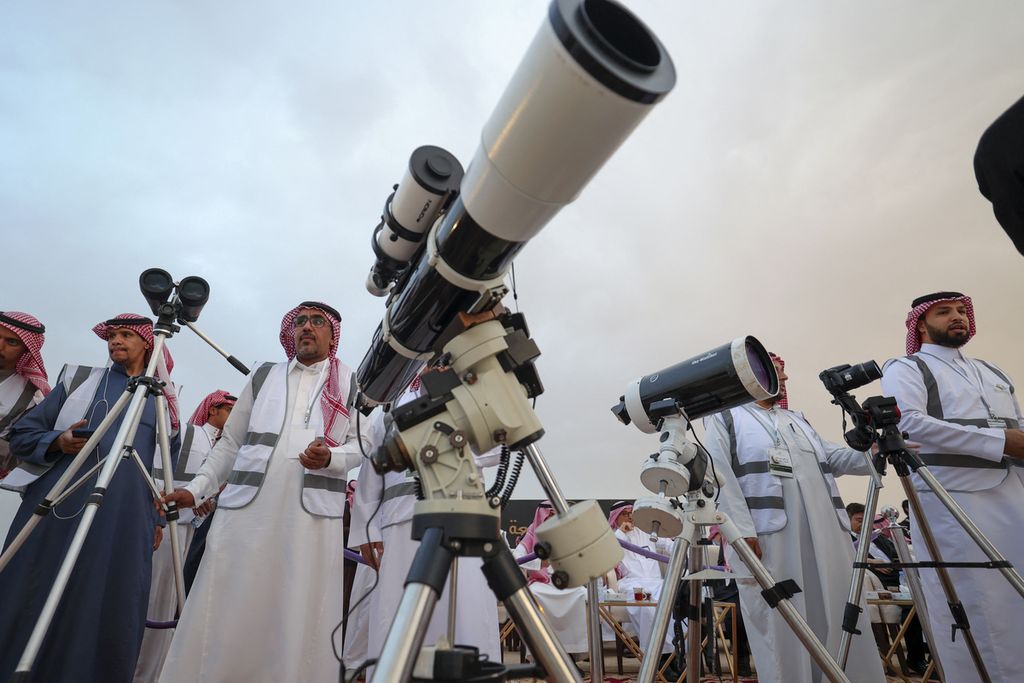Sejumlah ahli astronomi dan ulama Arab Saudi coba memastikan penampakan hilal dengan menggunakan teleskop, yang akan menentukan kepastian dimulainya bulan suci Ramadan di kota Hautat Sudair, Minggu (10/3/2024). 