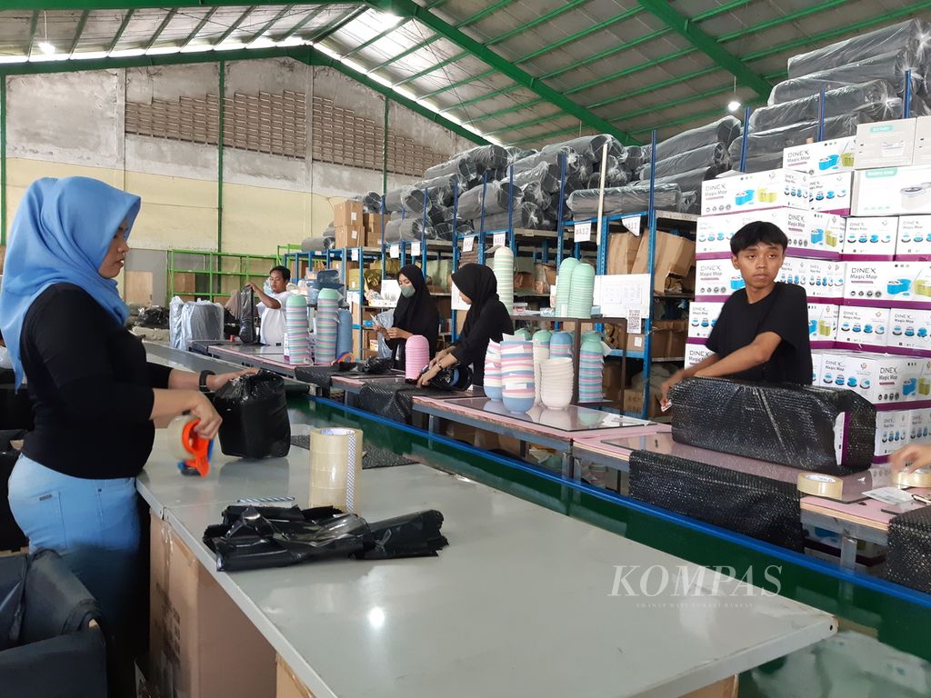 Para karyawan salah satu <i>seller </i>penjualan produk sibuk mengemas sejumlah produk yang dibeli konsumen secara daring, pada Selasa (10/10/2023), di Jalan Industri, Kecamatan Cikupa, Kabupaten Tangerang, Banten. Penjualan <i>seller </i>tersebut turun drastis sejak Tiktok Shop dilarang pemerintah.