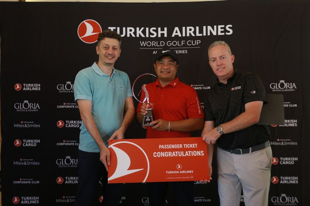 Pegolf Indonesia, Putu Srimawan (tengah), menerima piala dan hadiah setelah menjuarai turnamen kualifikasi Turkish Airlines World Golf Cup 2024 yang diselenggarakan di Bali National Golf Club, Badung, Bali, Sabtu (13/7/2024).