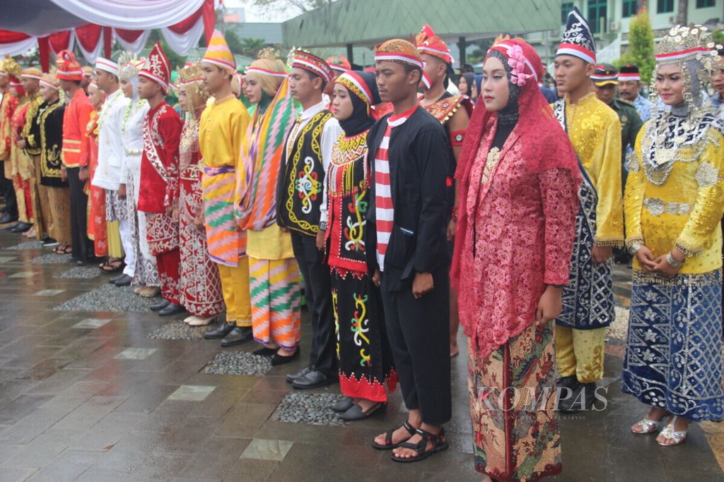 Para pemuda berpakaian adat Nusantara dalam apel Sumpah Pemuda di Pontianak, Kalimantan Barat, Senin (28/10/2019). Dalam apel itu para pemuda didorong mampu merespons perubahan.