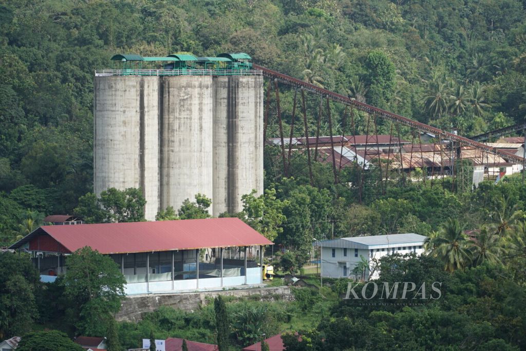 Tiga silo penyimpan batubara hasil Tambang Batubara Ombilin di Sawahlunto, Sumatera Barat, masih berdiri kokoh, Rabu (10/7/2019). Bangunan itu masuk dalam area Warisan Tambang Batubara Ombilin Sawahlunto yang ditetapkan UNESCO sebagian warisan budaya dunia.