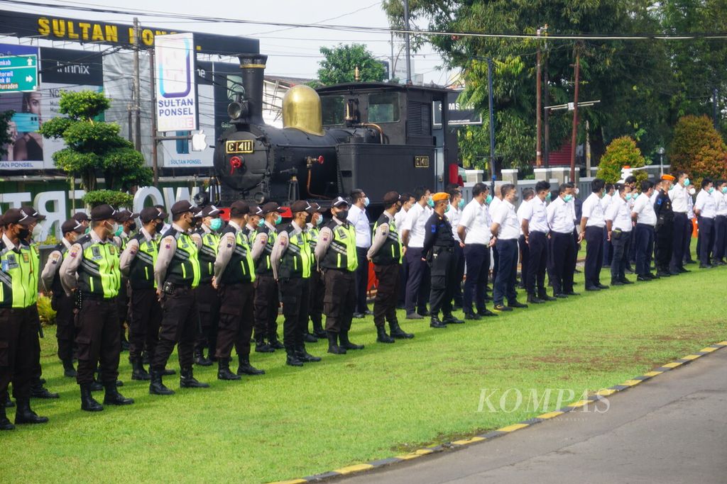 Jajaran PT Kereta Api Indonesia Daerah Operasi 5 Purwokerto mengadakan Apel Gelar Pasukan Angkutan Natal dan Tahun Baru 2022/2023 di Purwokerto, Banyumas, Jawa Tengah, Kamis (22/12/2022).