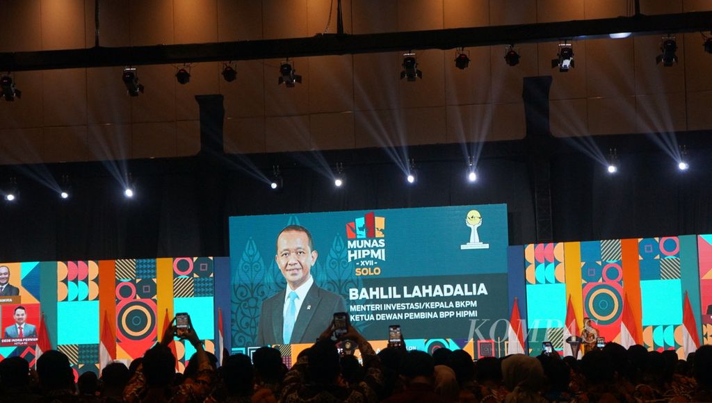 Menteri Investasi Bahlil Lahadalia memberikan sambutan dalam Munas Ke-17 Hipmi, di Kota Surakarta, Jawa Tengah, Senin (21/11/2022).