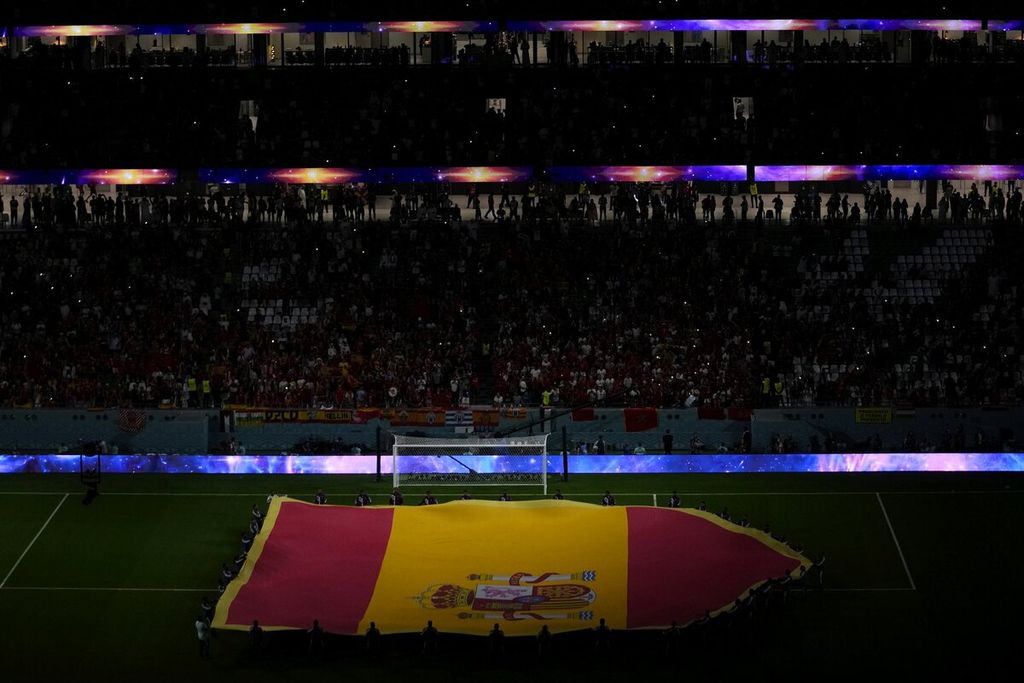 Bendera Spanyol terlihat sebelum laga 16 besar Piala Dunia di Education City Stadium di Al Rayyan, Qatar, Selasa (6/12/2022). Laga ini mempertemukan Spanyol dan Maroko.  