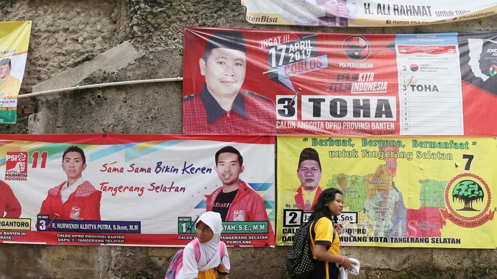Sosialisasi para calon anggota legislatif melalui poster dan spanduk pada masa kampanye Pemilu 2019 di Jalan Kemuning, Pamulang, Tangerang Selatan, Banten, Rabu (12/12/2018).