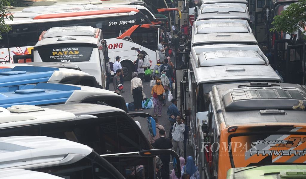 Antrean bus mudik bareng gratis 2024 di depan Kantor Dinas Perhubungan Jawa Timur, Minggu (7/4/2024). 