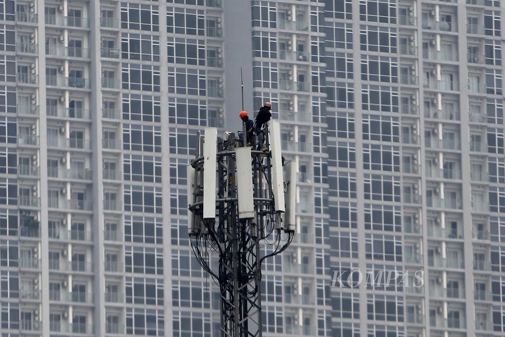 Teknisi melakukan perawatan rutin pada <i>base transceiver station</i> (BTS) milik salah satu operator telekomunikasi di kawasan Kelapa Gading, Jakarta, Selasa (25/7/2023). 